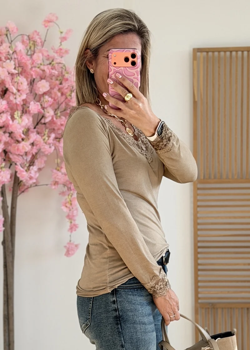 Sous-pull dentelle aux poignets et au col