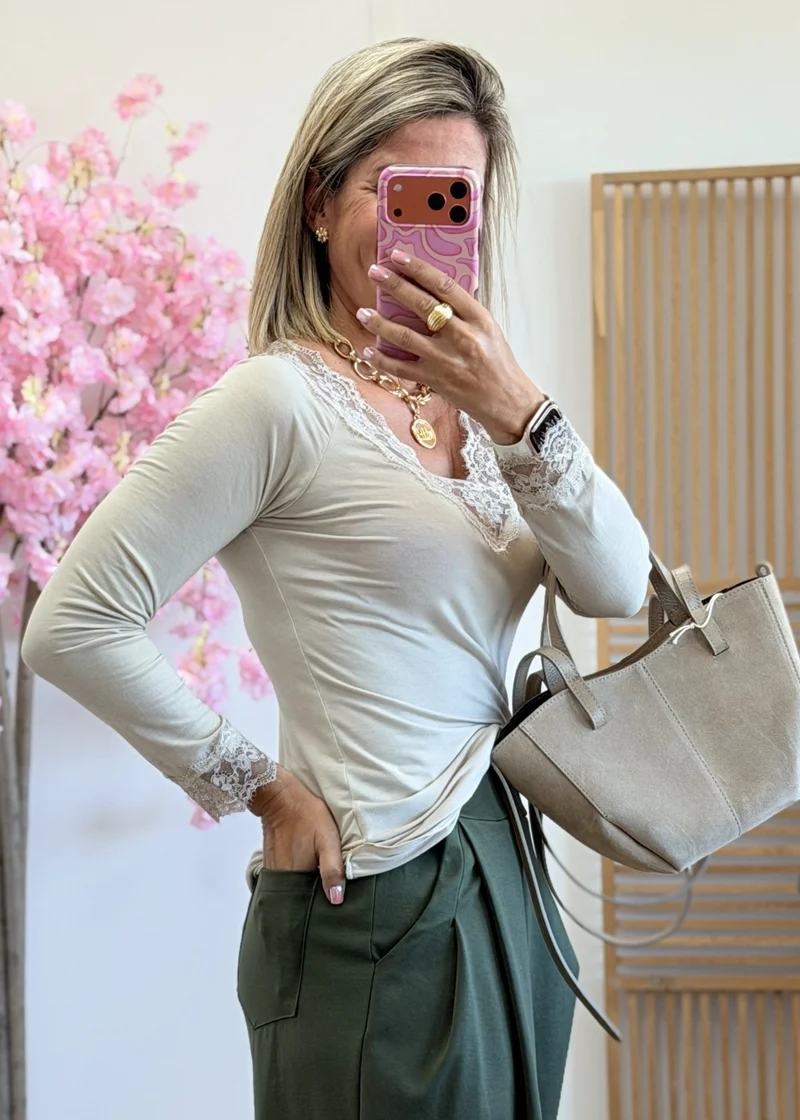 Sous-pull dentelle aux poignets et au col