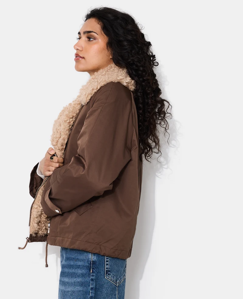 Blouson droit avec grand col fourrure bouclette