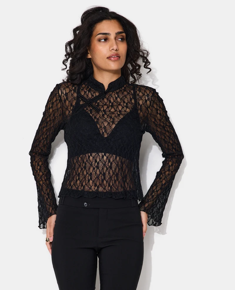 Top en dentelle avec détails chinois