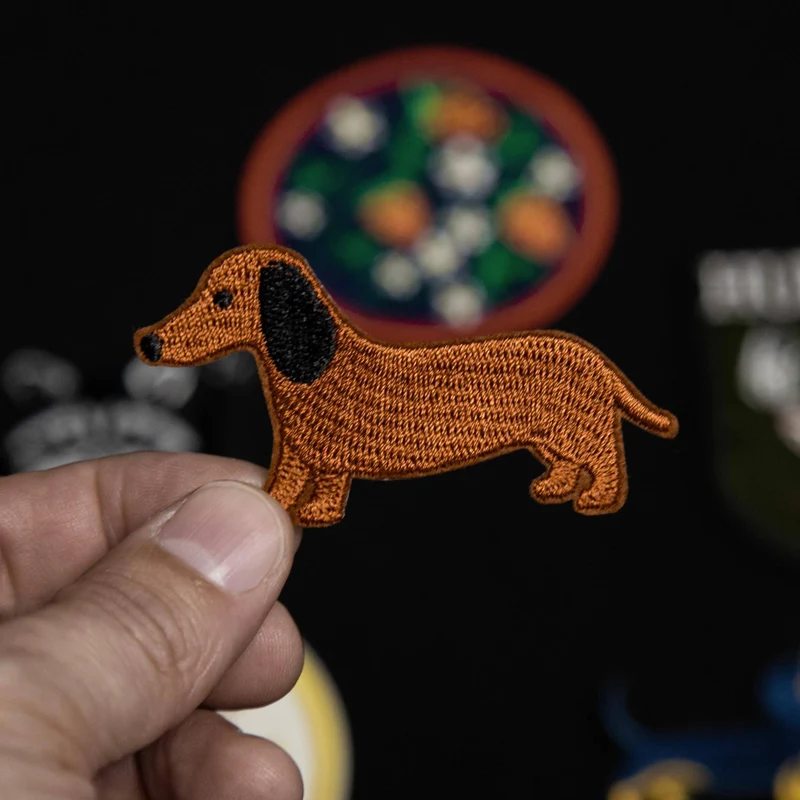 Chien teckel brun | Écusson thermocollant brodé