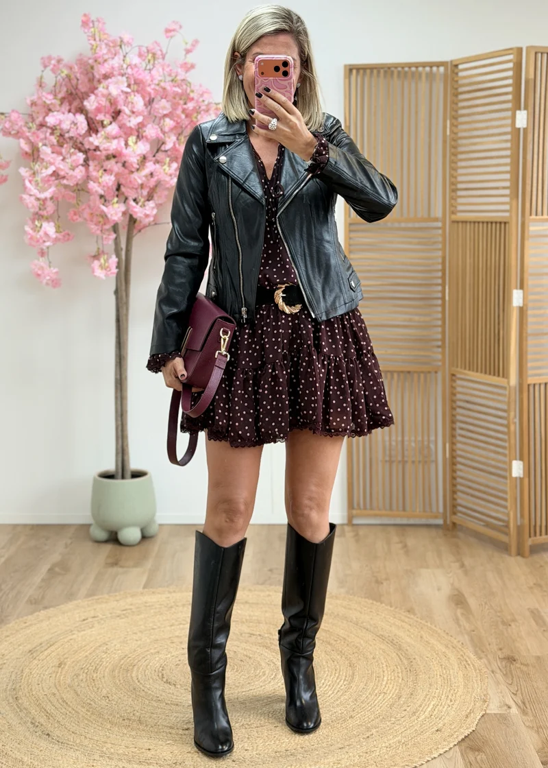 Robe fluide asymétrique à volants – Bordeaux rose