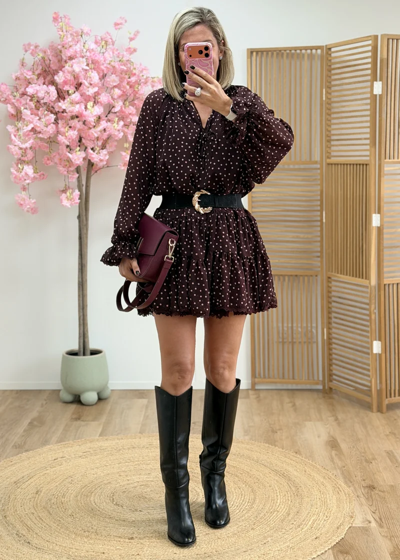 Robe fluide asymétrique à volants – Bordeaux rose