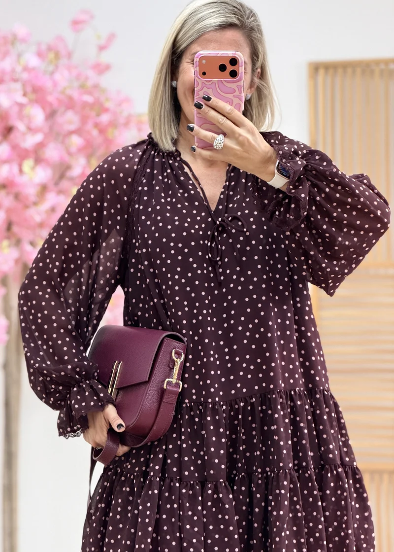 Robe fluide asymétrique à volants – Bordeaux rose