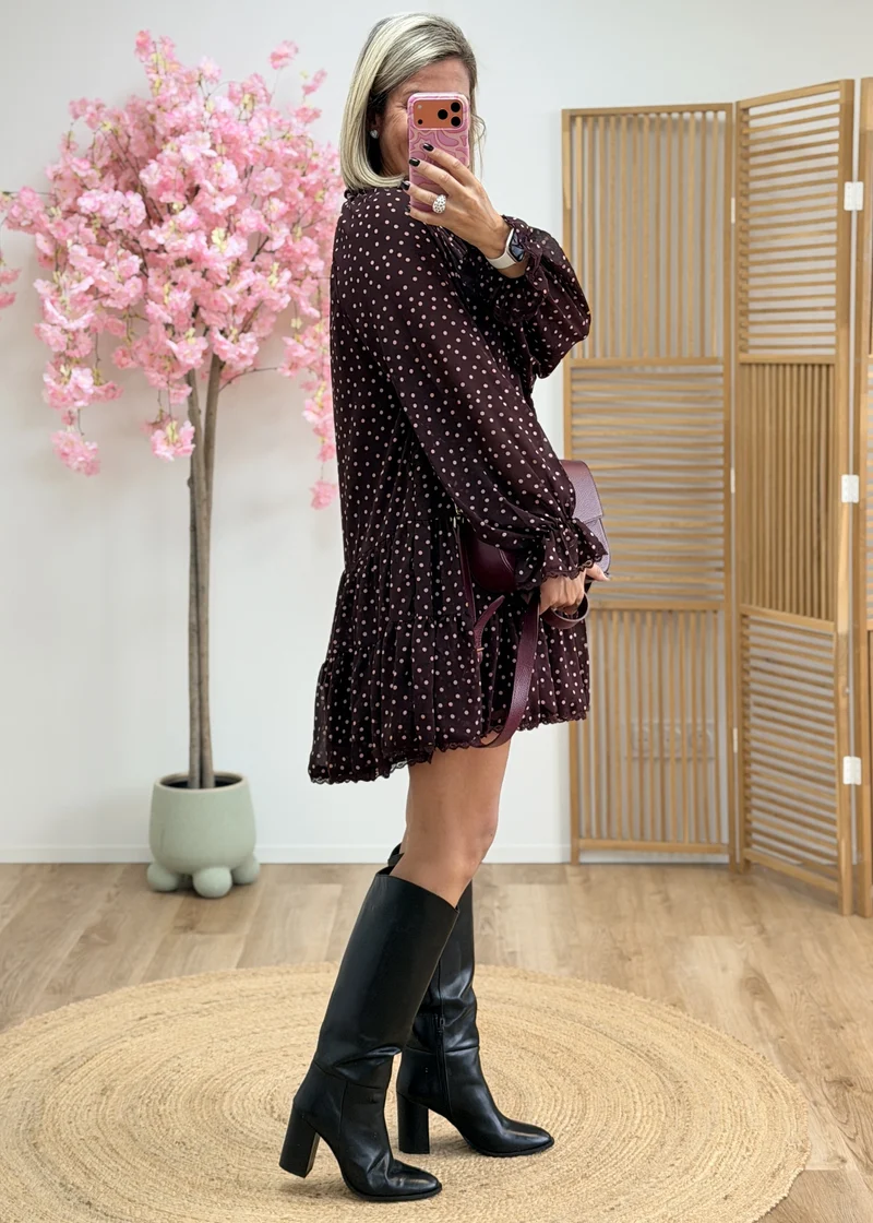 Robe fluide asymétrique à volants – Bordeaux rose