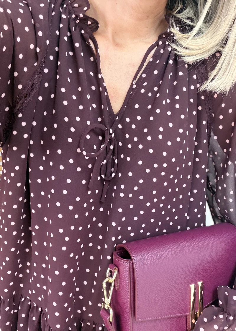 Robe fluide asymétrique à volants – Bordeaux rose