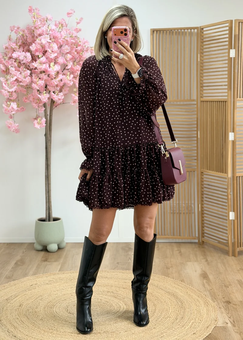 Robe fluide asymétrique à volants – Bordeaux rose