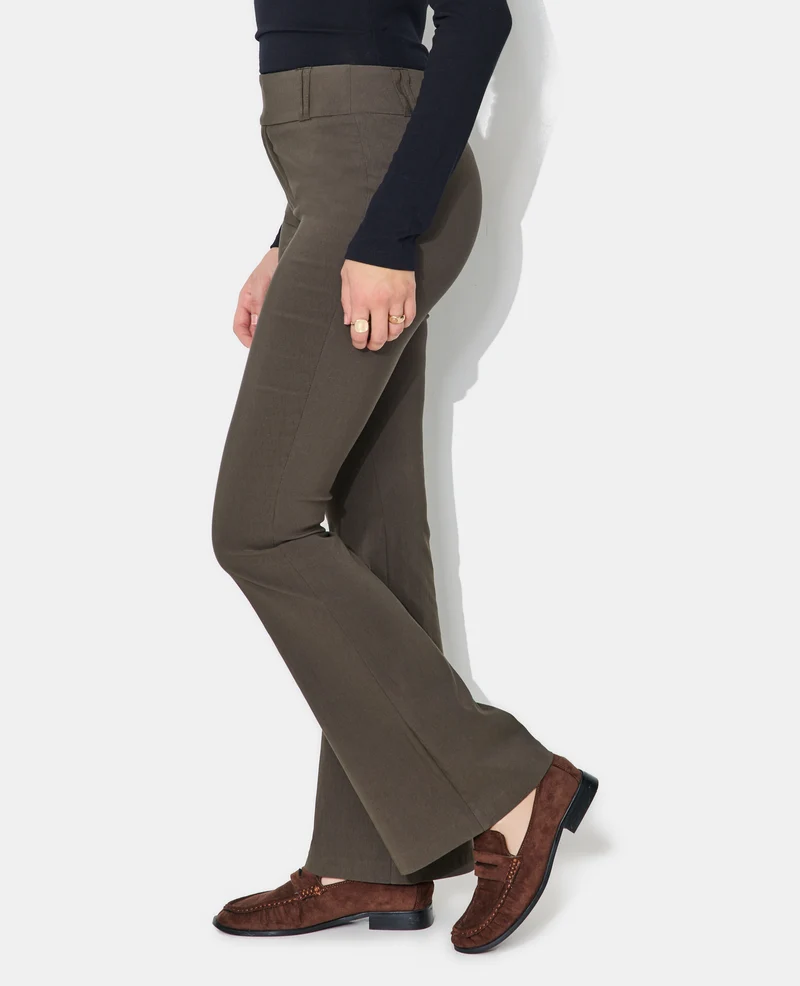Pantalon flare taille basse en tissu stretch