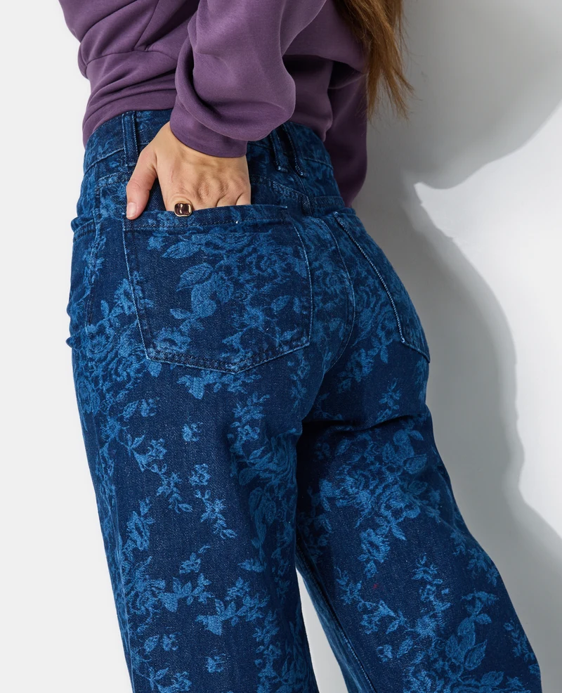 Jean straight taille haute motif fleurs