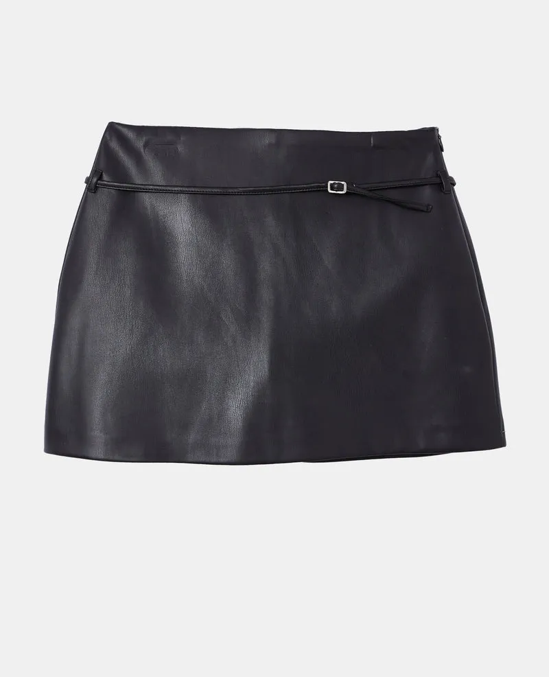 Jupe-short en simili avec ceinture fine