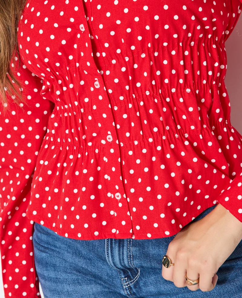 Chemise cintrée à pois avec taille élastiquée