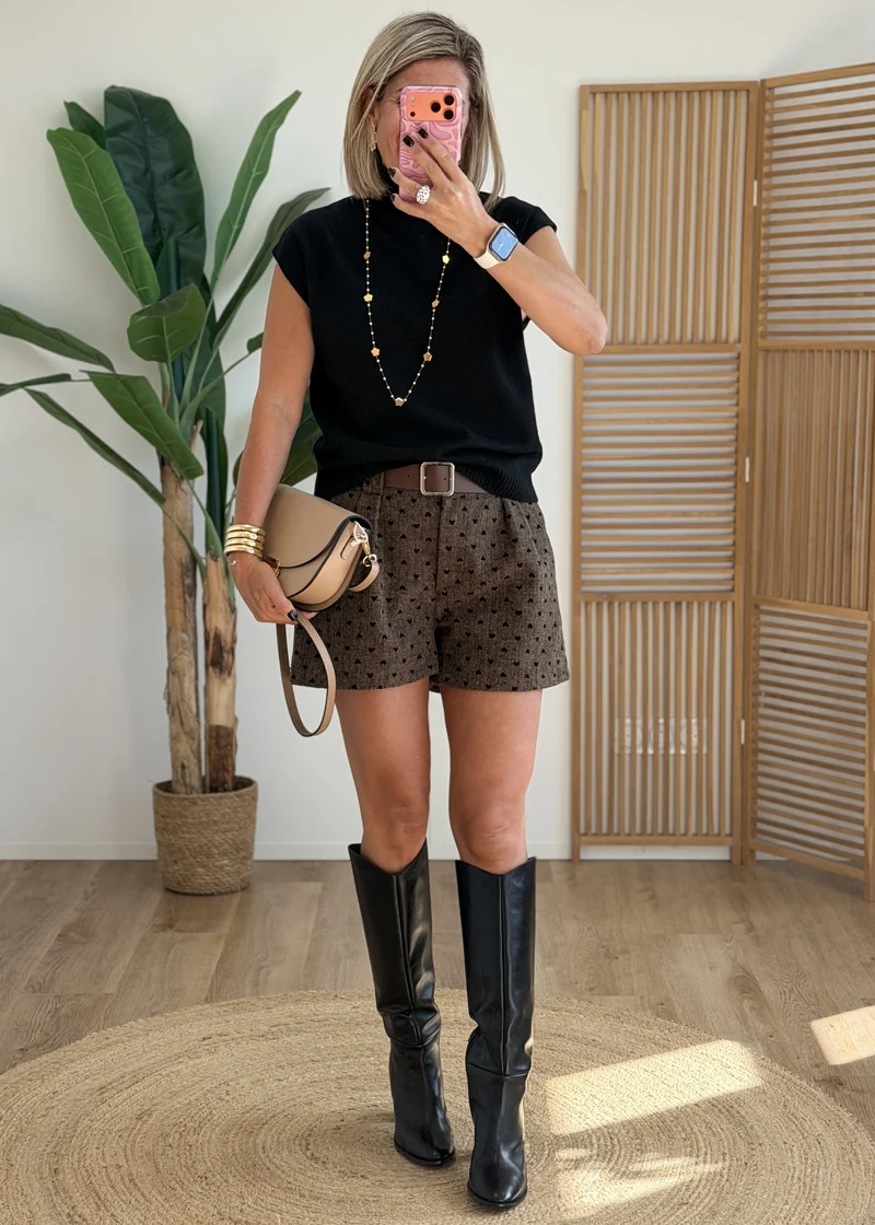 Short en lainage taille haute brodé de cœurs