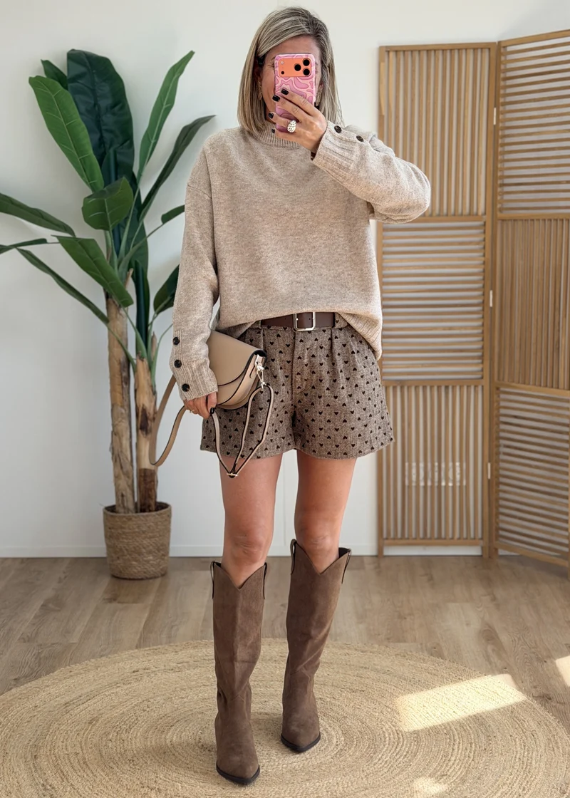 Short en lainage taille haute brodé de cœurs