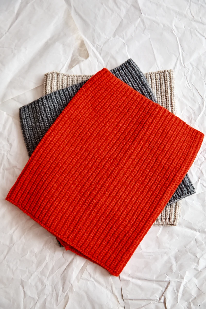 AMANDINE Neckwarmer Scarf in Merino Wool - Red