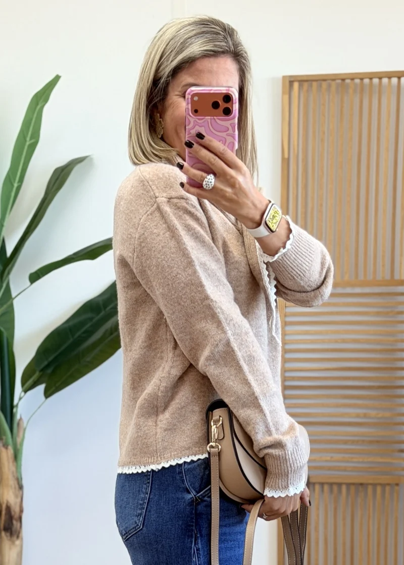 Pull avec broderie anglaise