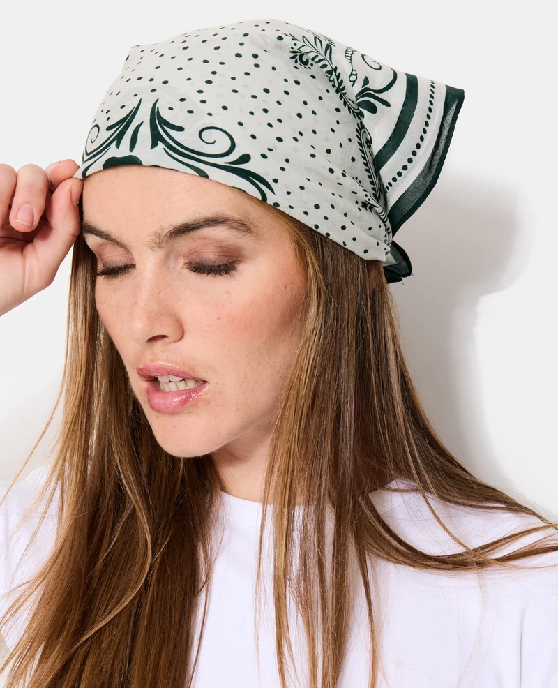 Foulard carré façon bandana