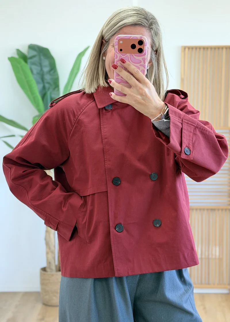 Trench bordeaux avec capuche amovible