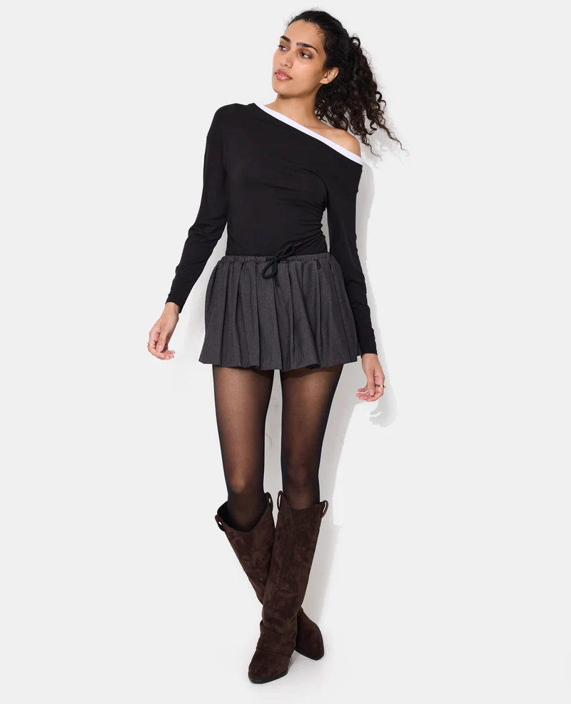Jupe mini plissée avec ceinture cordon