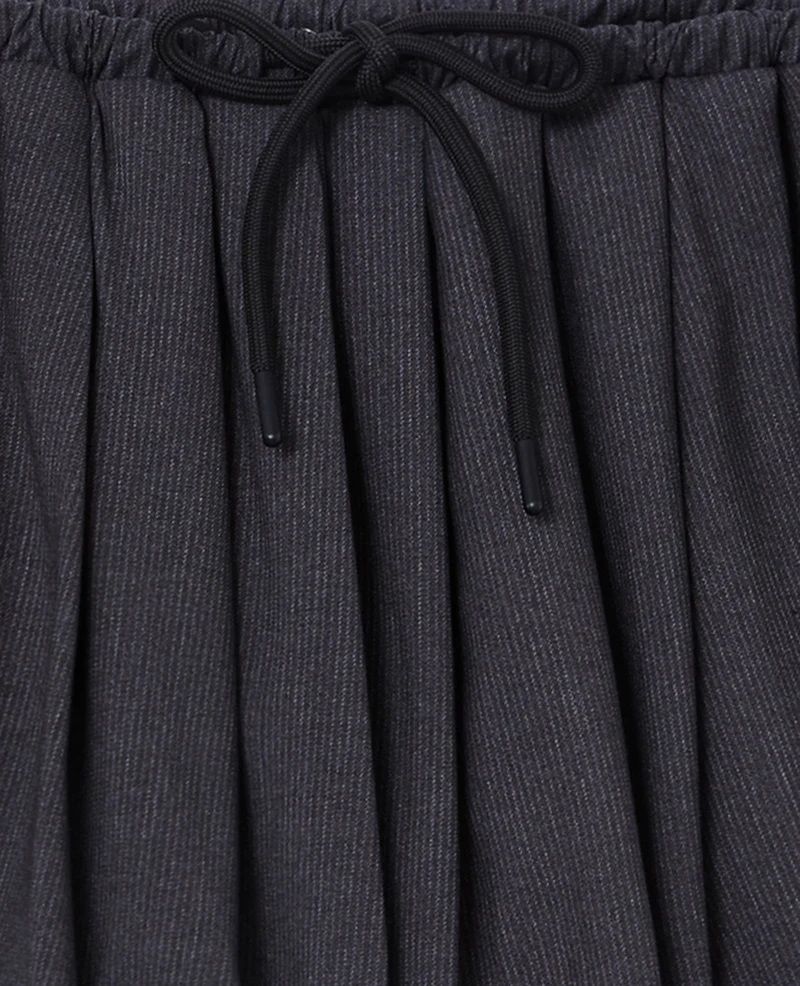 Jupe mini plissée avec ceinture cordon