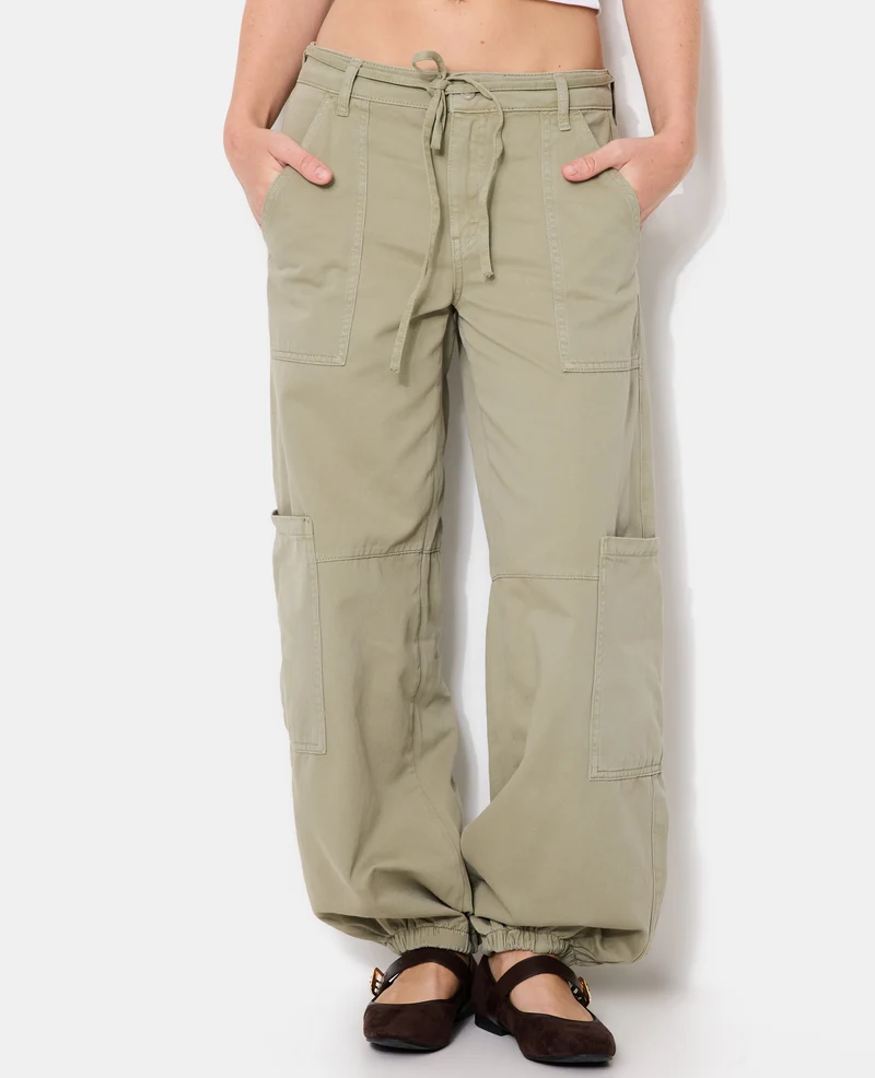 Pantalon cargo avec ceinture fine à nouer