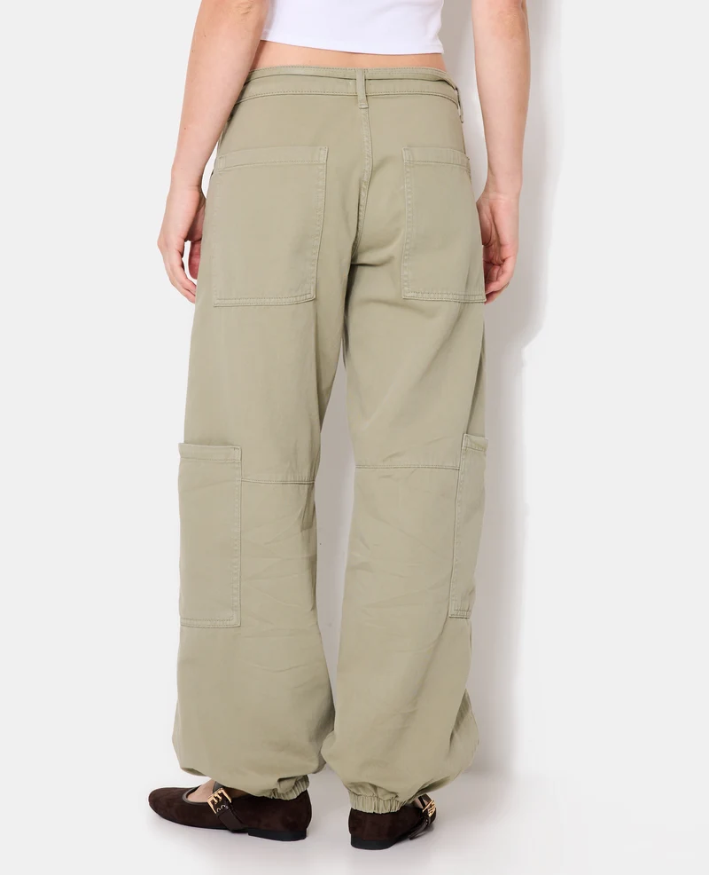 Pantalon cargo avec ceinture fine à nouer
