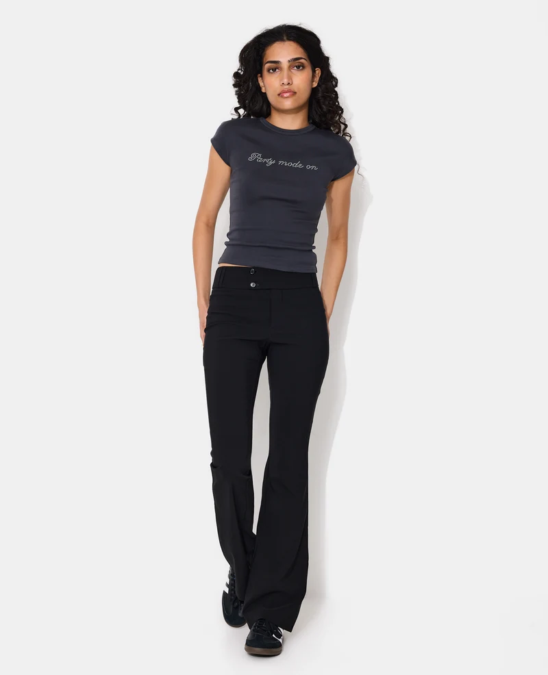 Pantalon flare taille basse en tissu stretch