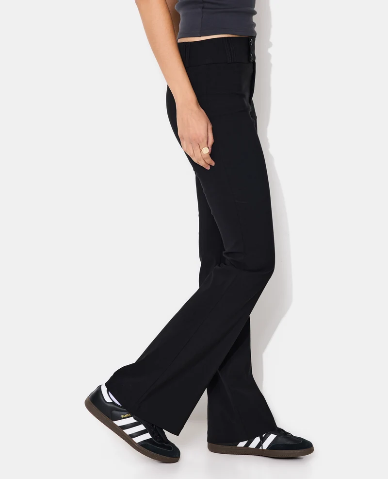 Pantalon flare taille basse en tissu stretch