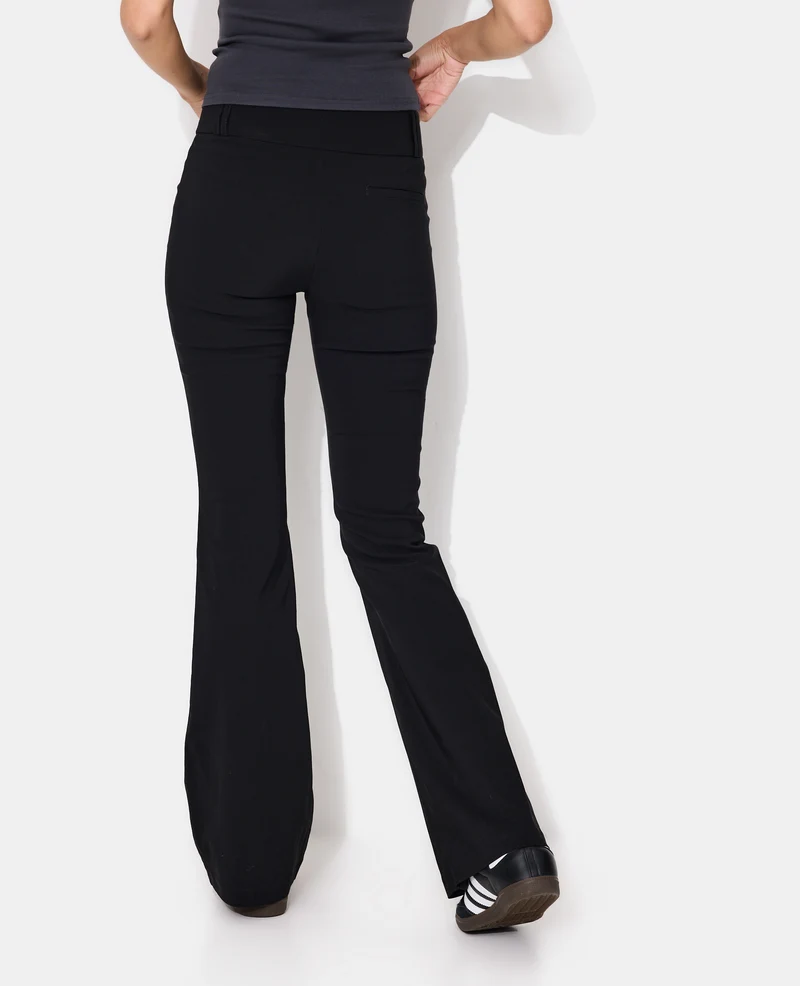 Pantalon flare taille basse en tissu stretch