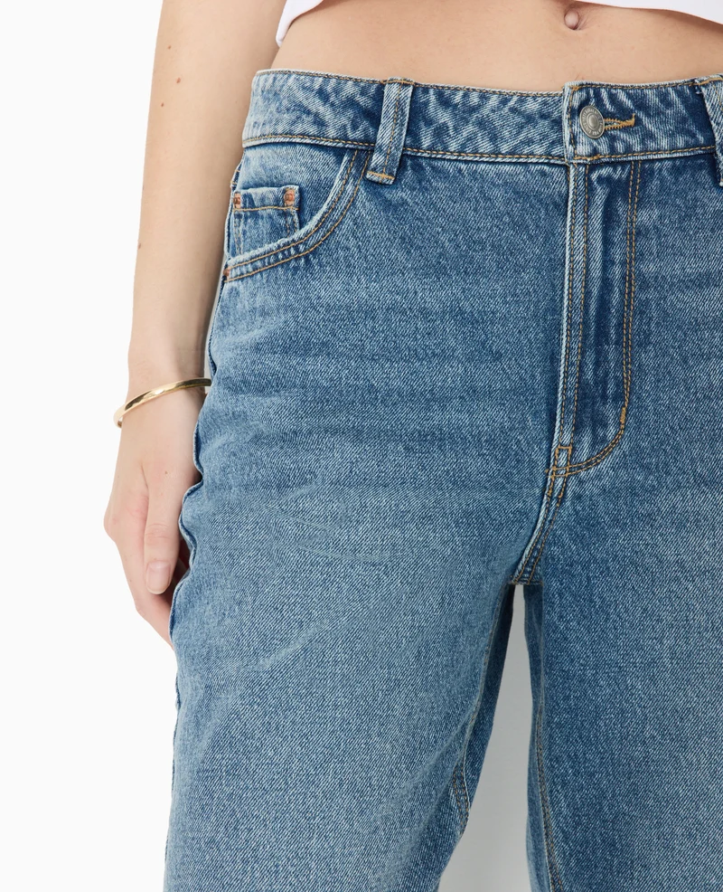 Jean straight taille haute bas coupés