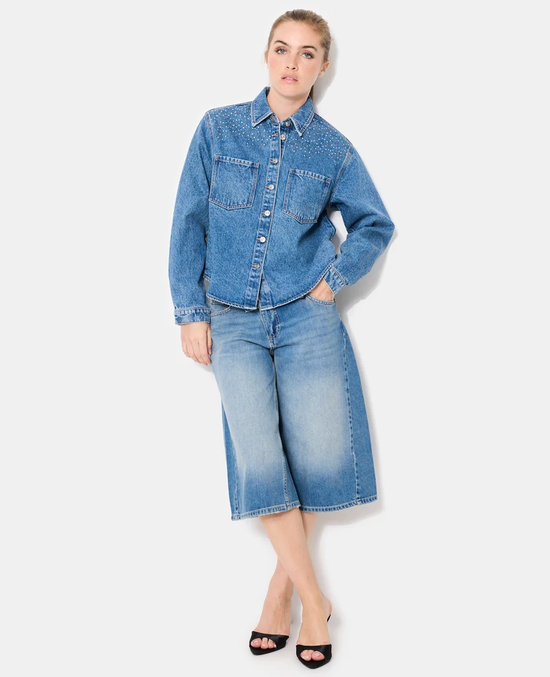 Chemise en jean avec strass dorés et blancs