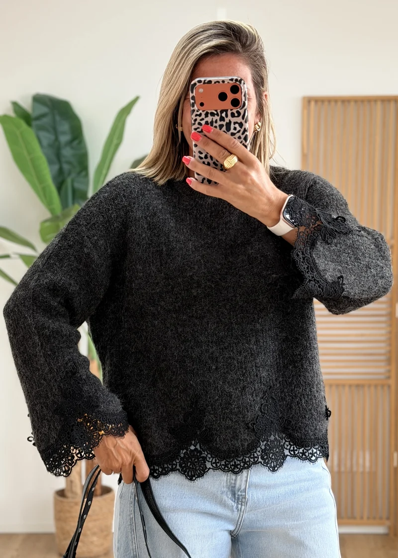 Pull avec broderie sur les extrémités