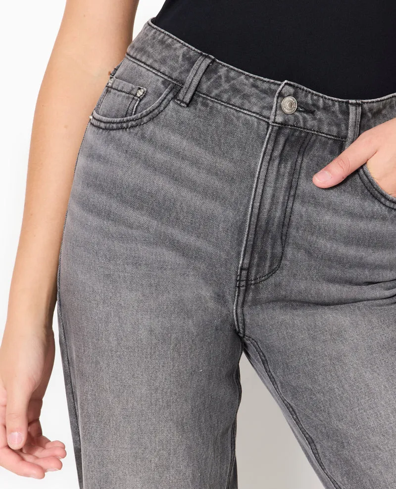 Jean straight taille haute avec bas coupés
