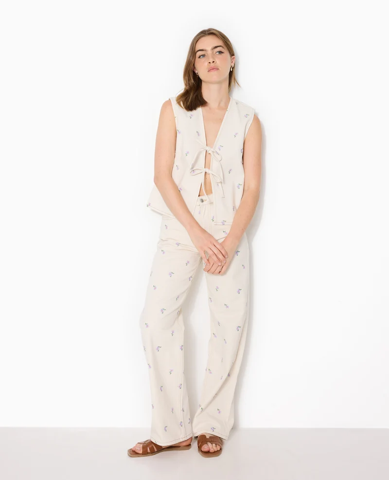 Jean straight taille haute avec broderies fleurs