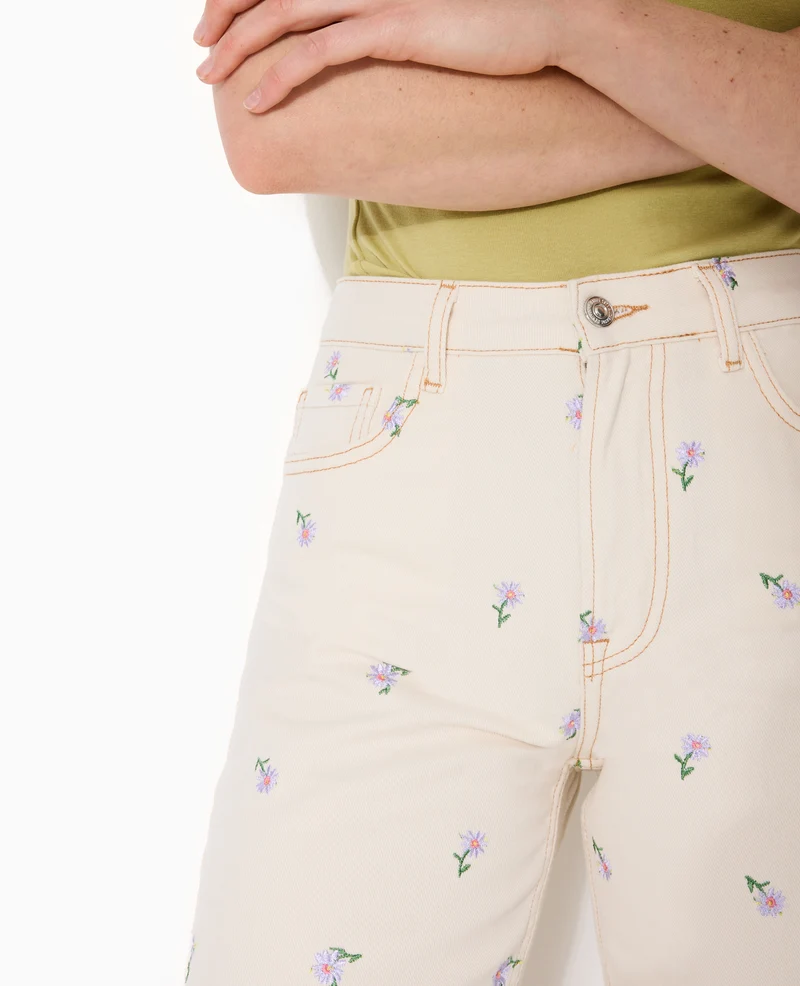 Jean straight taille haute avec broderies fleurs