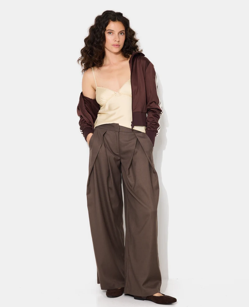Top en satin fines bretelles avec finitions croquet