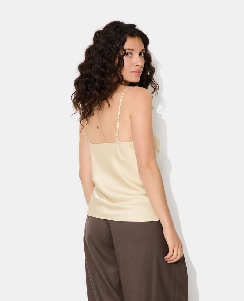 Top en satin fines bretelles avec finitions croquet
