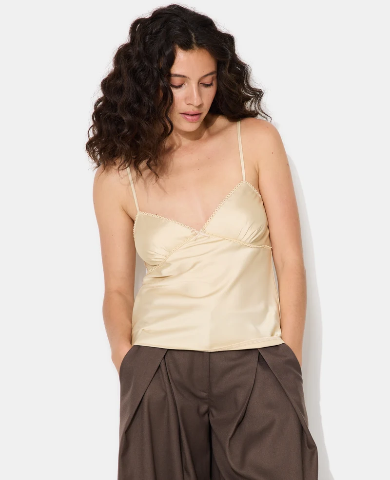 Top en satin fines bretelles avec finitions croquet