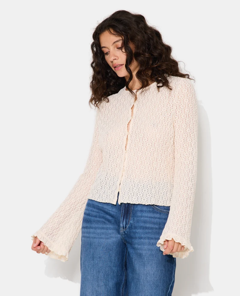 Top en dentelle avec manches flare et boutons