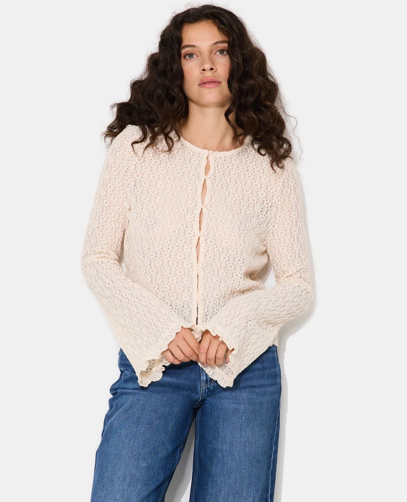 Top en dentelle avec manches flare et boutons