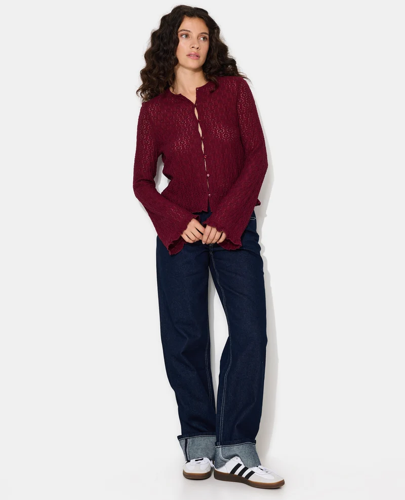 Top en dentelle avec manches flare et boutons