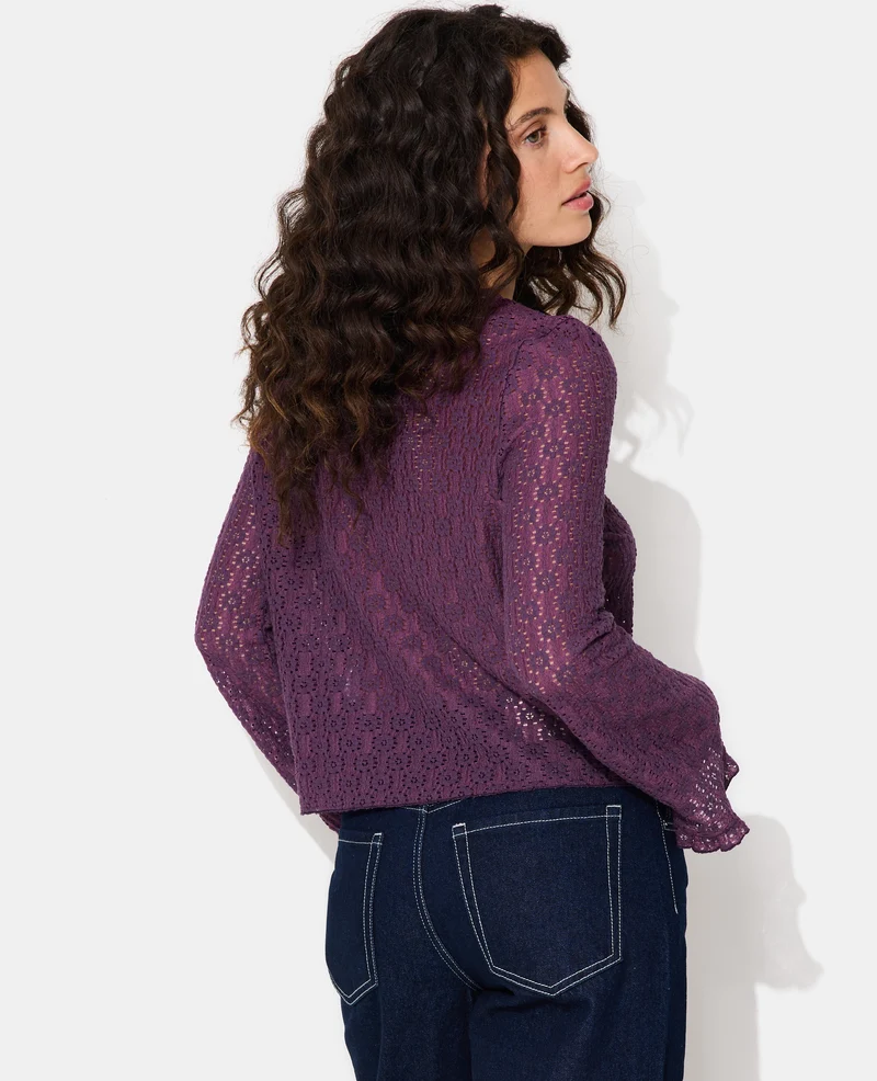 Top en dentelle avec manches flare et boutons