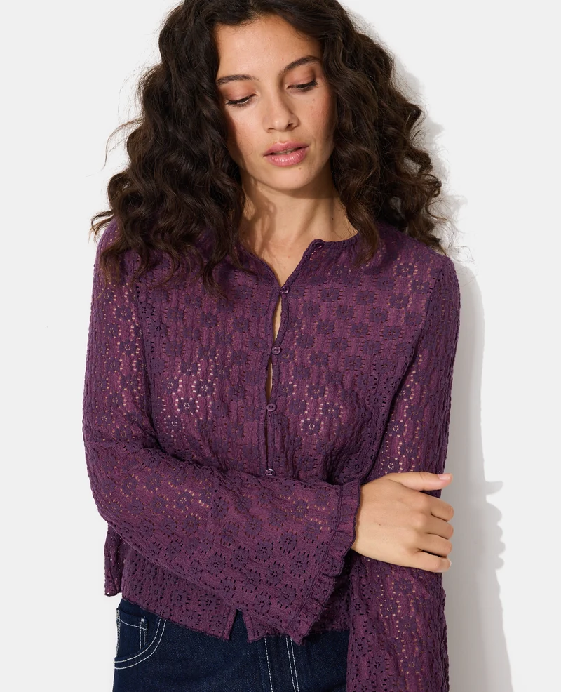 Top en dentelle avec manches flare et boutons