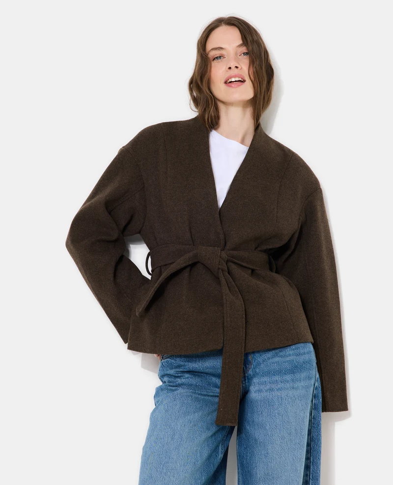Manteau court drap de laine avec ceinture