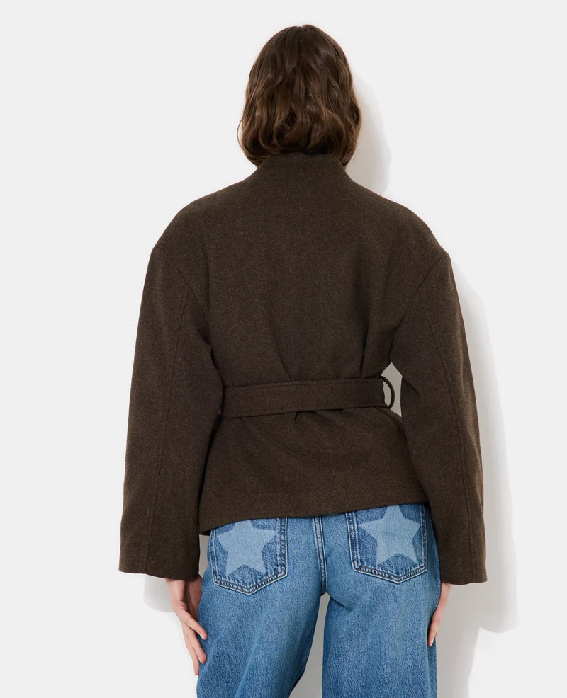 Manteau court drap de laine avec ceinture