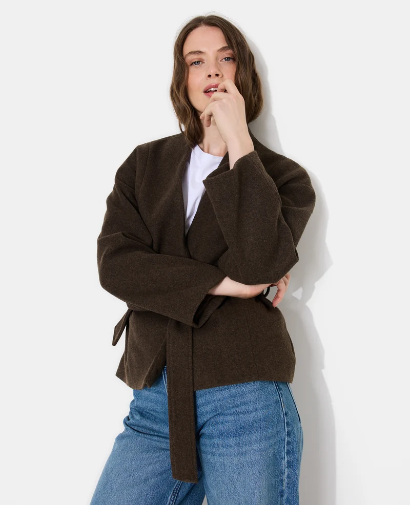 Manteau court drap de laine avec ceinture