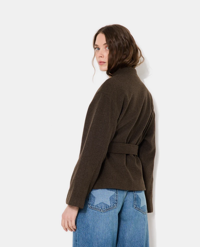 Manteau court drap de laine avec ceinture