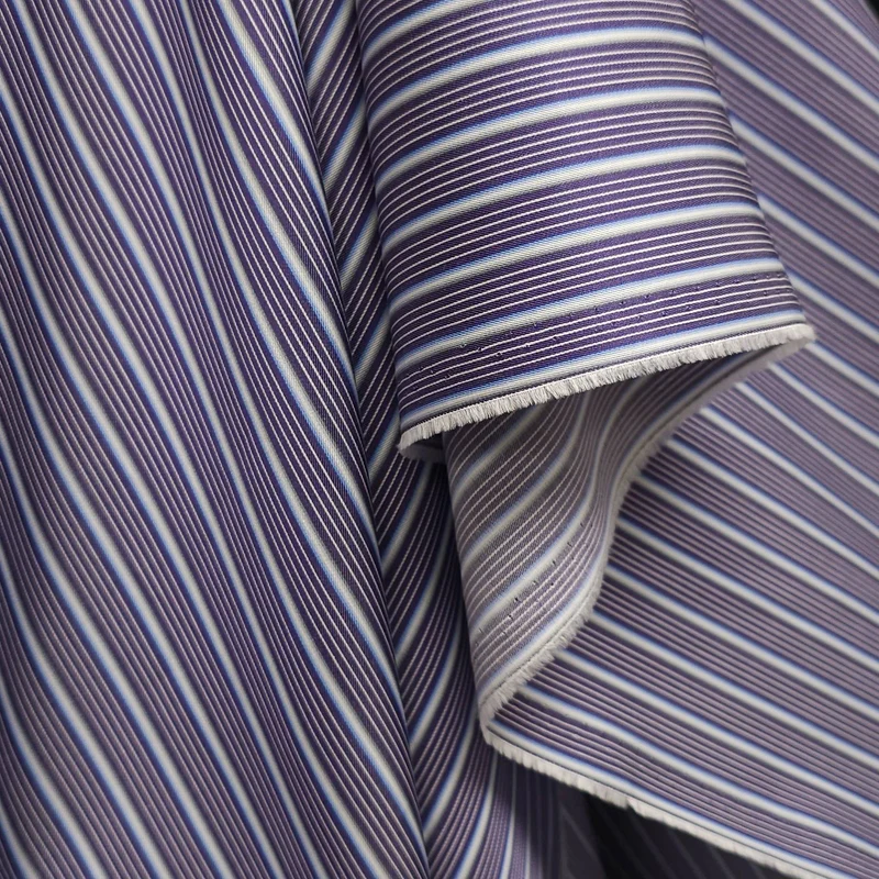 Tissu en coton tissé teint pour chemise, fabriqué en Italie | Rayures multiples mauves et bleues