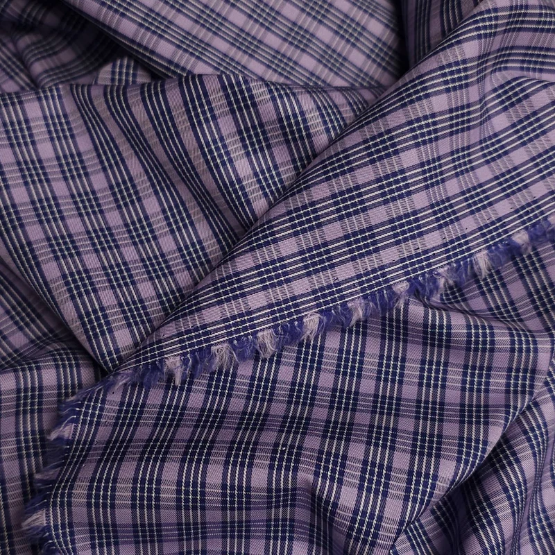 Tissu en coton tissé teint pour chemise, fabriqué en Italie | Carreaux lavande et marine