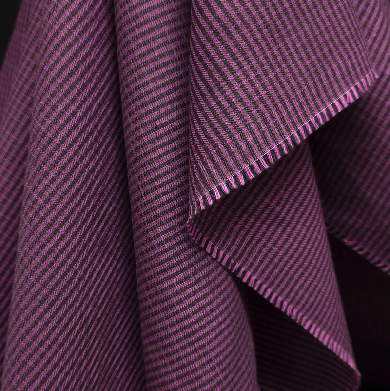 Tissu en coton tissé teint pour chemise | Fabriqué en Italie | Micro-Carreaux Mauves & Noirs