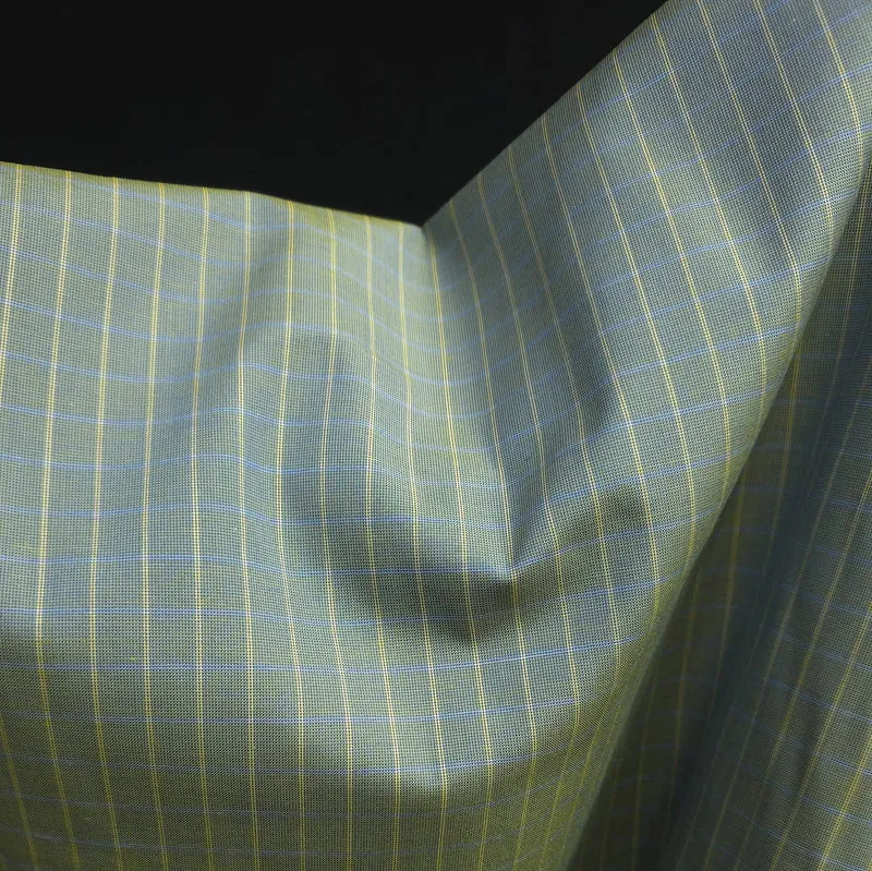 Tissu en coton tissé teint irisé pour chemise, fabriqué en Italie | Carreaux fenêtre bleus